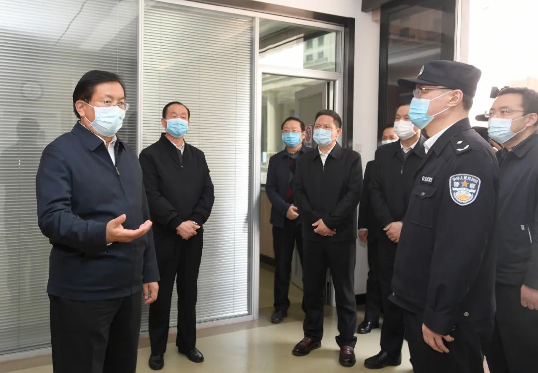 在汉口火车站联勤联动指挥室,王忠林了解铁路、武警和公安三方联动机制 长江日报记者周超 摄