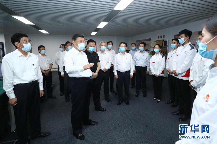 7月22日至24日,中共中央总书记、国家主席、中央军委主席习近平在吉林省考察。这是7月23日下午,习近平在长春一汽集团研发总院整车硬件测试实验室,同刚毕业的大学生亲切交流。 新华社记者 鞠鹏 摄