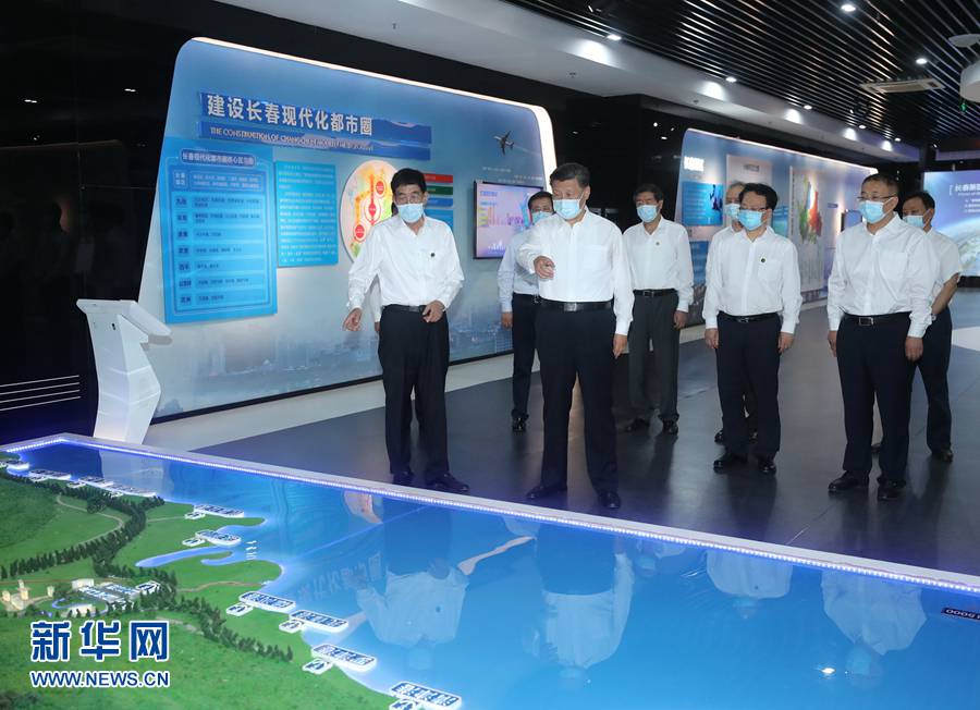 7月22日至24日,中共中央总书记、国家主席、中央军委主席习近平在吉林省考察。这是7月23日下午,习近平考察长春新区规划展览馆,了解新区规划建设情况。 新华社记者 王晔 摄