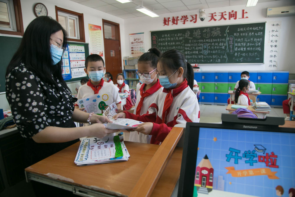 2020年9月7日,北京市小学二、三、四年级的学生返校开学。受新冠肺炎疫情影响,今年北京市中小学、幼儿园实行分批、错峰开学。新华社发(侯继庆 摄)