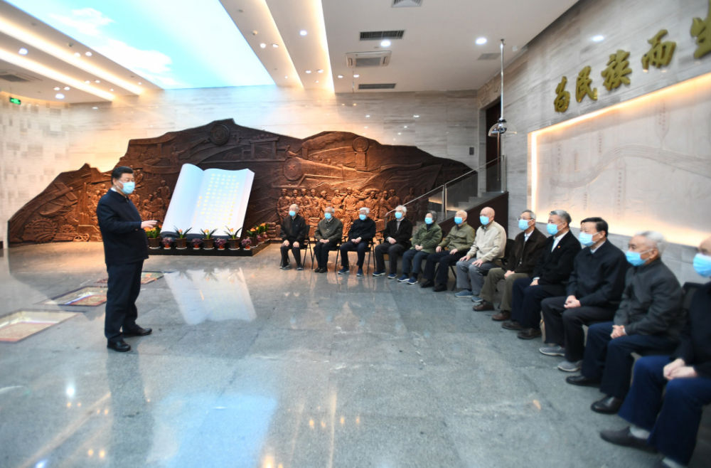 这是2020年4月22日,习近平在西安交通大学交大西迁博物馆亲切会见西迁老教授。新华社记者 谢环驰 摄
