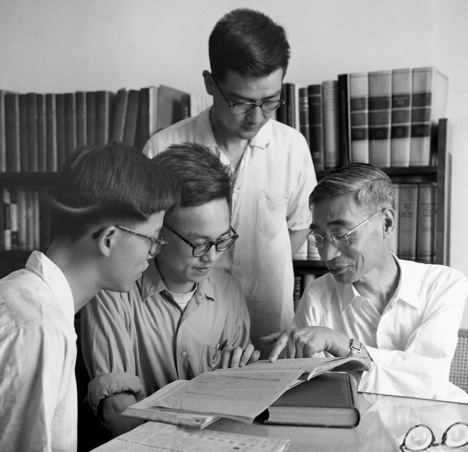 “两弹一星功勋奖章”获得者郭永怀(右一)在解答研究生提出的问题(资料照片)。新华社发