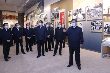 10月19日,党和国家领导人习近平、李克强、栗战书、汪洋、王沪宁、赵乐际、韩正、王岐山等在中国人民革命军事博物馆参观“铭记伟大胜利 捍卫和平正义——纪念中国人民志愿军抗美援朝出国作战70周年主题展览”。新华社记者 鞠鹏 摄
