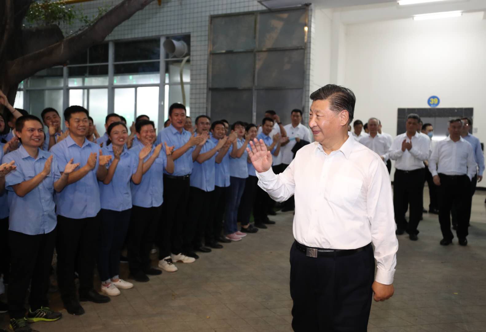2020年10月12日至13日,中共中央总书记、国家主席、中央军委主席习近平在广东考察。这是12日,习近平在潮州三环(集团)股份有限公司考察时,向企业职工挥手致意。 新华社记者 鞠鹏 摄