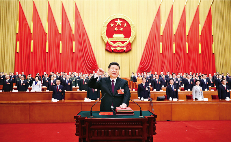 2018年3月17日,十三届全国人大一次会议在北京人民大会堂举行第五次全体会议。习近平当选中华人民共和国主席、中华人民共和国中央军事委员会主席。这是习近平进行宪法宣誓。 新华社记者 鞠鹏/摄