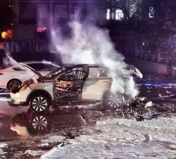 2020年10月27日,北京一辆威马电动汽车自燃爆炸