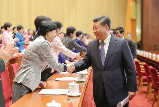 2018年10月30日，中国妇女第十二次全国代表大会在北京人民大会堂开幕。习近平等同与会代表亲切握手。 新华社记者 鞠鹏摄
