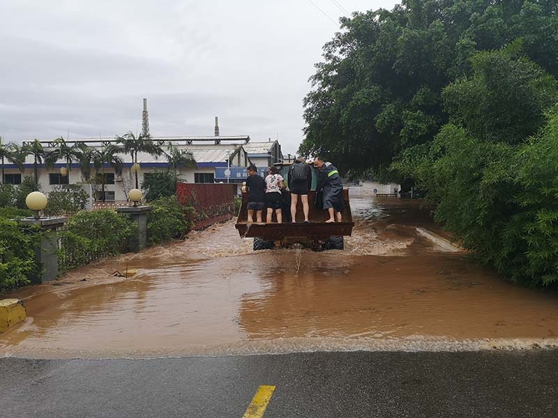 8月18日上午10点左右,乐山盛和工厂最后一批人员撤离现场。 盛和资源官网 图