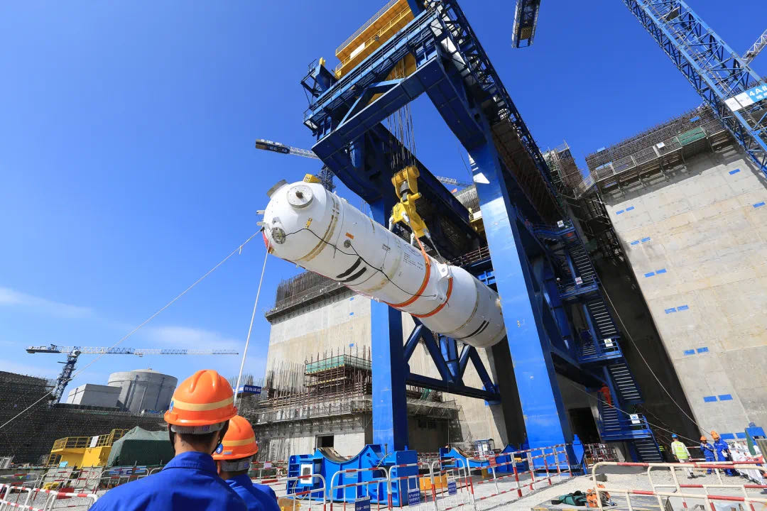 2017年11月10日,首台蒸汽发生器成功吊至16.5米平台
