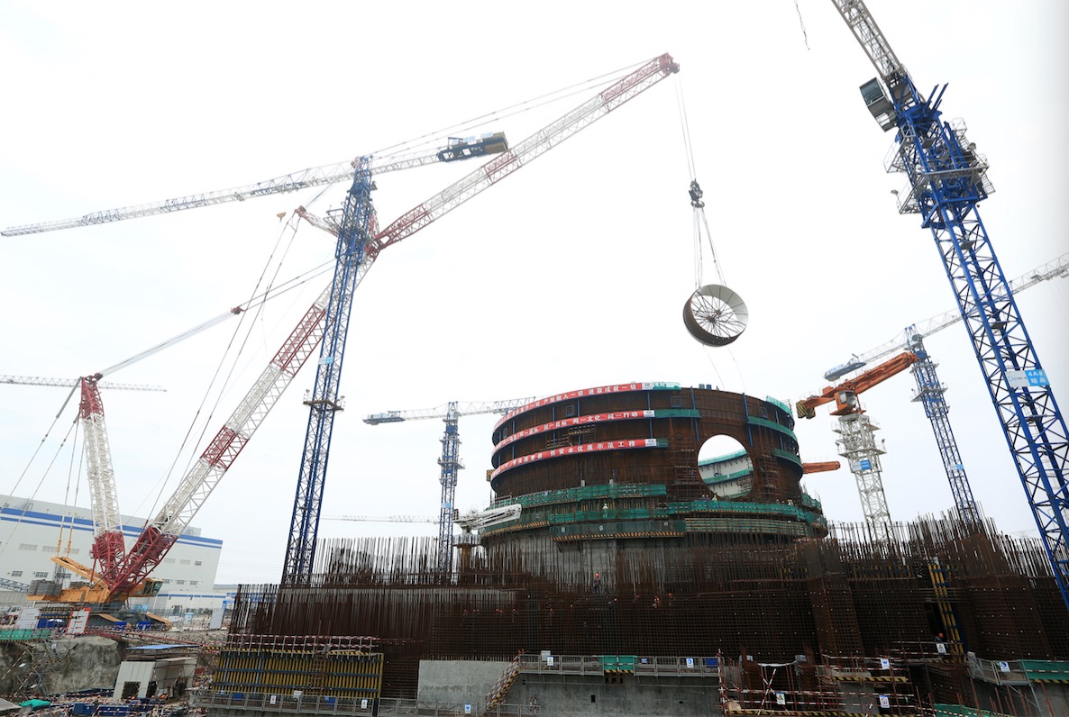 2016年6月4日,5号机组核岛设备闸门套筒吊装